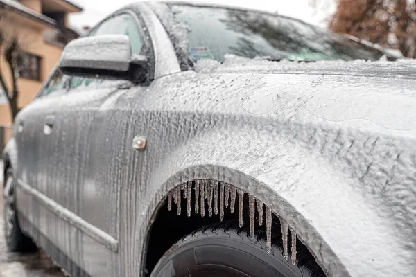 Araba Kışın Yağan Dondurucu Yağmurdan Dolayı Buzla Kaplı — Stok fotoğraf