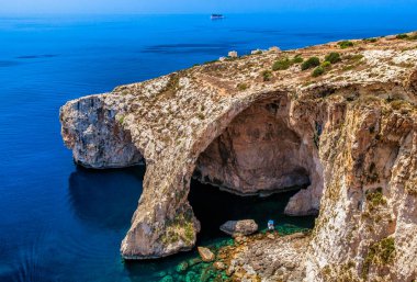 Malta adasında doğal cazibe Blue Grotto