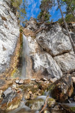 Batı Tatras, Slovakya 'da Polovnikov vodopad adı verilen şelalenin uzun süreli görüntüsü