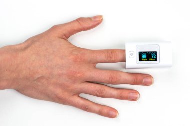 Nabız oksimetresi, nabız ve oksijen seviyelerini ölçmek için kullanılır..