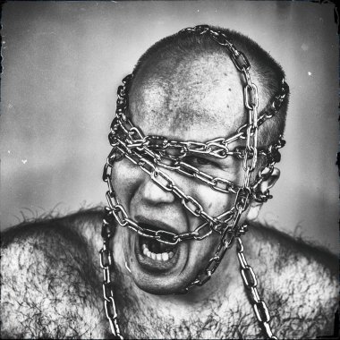 Kafası zincirlenmiş bir adamın psikotik bakışı..