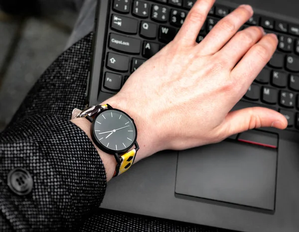 Reloj Pulsera Mano Teclado Del Cuaderno — Foto de Stock