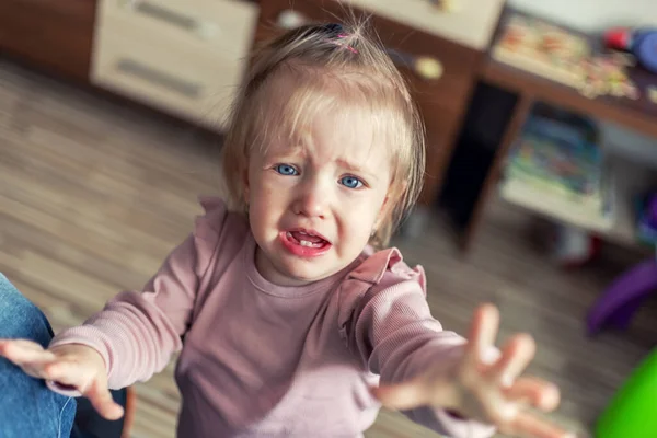 Wütend Kleinkind Baby Mädchen Zimmer — Stockfoto