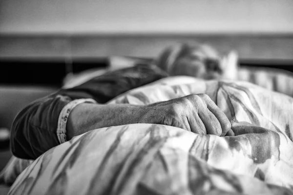 Зморщена Рука Старої Жінки Лежить Ліжку Старший Пацієнт — стокове фото
