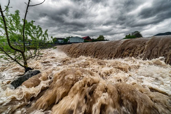 Rivière Orageuse Revuca Après Fortes Pluies Dans Ville Ruzomberok Nuages — Photo