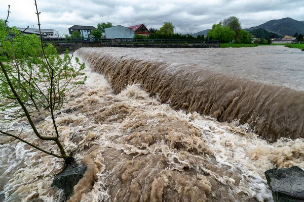 Tormentoso Río Revuca Después Dura Lluvia Ciudad Ruzomberok Nubes Oscuras — Foto de Stock