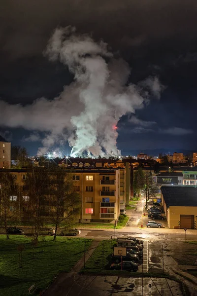 Kouř Komínů Noci Továrna Mondi Městě Ružomberok Slovensko — Stock fotografie