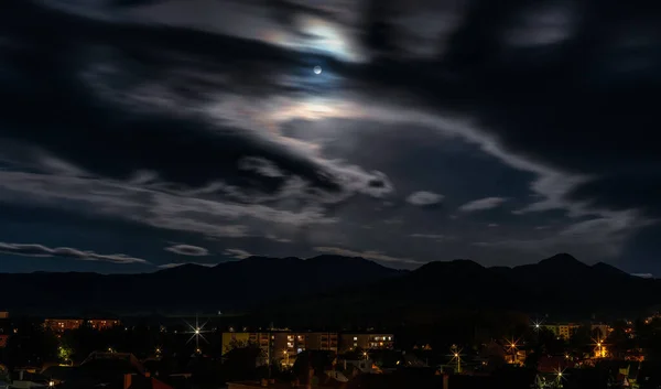 보름달 슬로바키아의 상공의 어두운 밤하늘에 초승달 — 스톡 사진