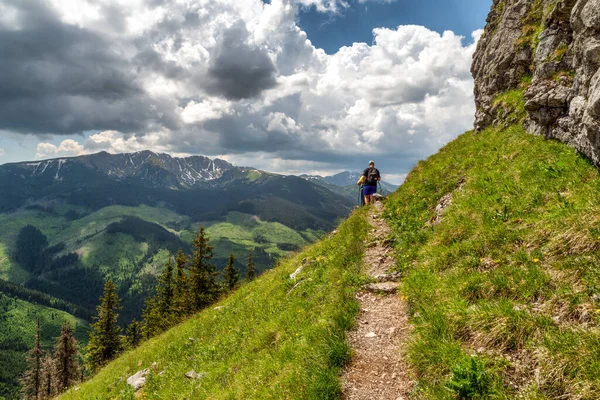 Caminhantes Trilha Caminhadas Sob Colina Ohniste Montanhas Low Tatras Eslováquia — Fotografia de Stock