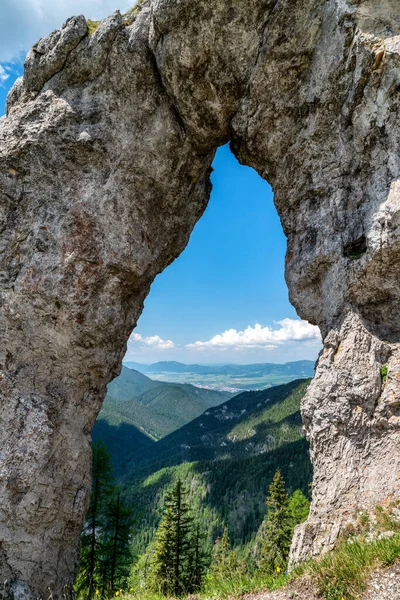 Slovakya Daki Low Tatras Dağlarında Ohniste Tepesinin Altında Janosikovo Okno — Stok fotoğraf