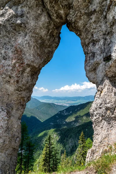 Slovakya Daki Low Tatras Dağlarında Ohniste Tepesinin Altında Janosikovo Okno — Stok fotoğraf