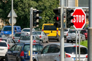 RUZOMBEROK, SLOVAKIA - 15 Ağustos 2021: Trafik sıkışıklığı olan araçlarla dolu yol