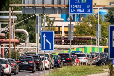 RUZOMBEROK, SLOVAKIA - 15 Ağustos 2021: Trafik sıkışıklığı olan araçlarla dolu yol