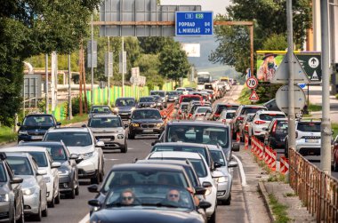 RUZOMBEROK, SLOVAKIA - 15 Ağustos 2021: Trafik sıkışıklığı olan araçlarla dolu yol
