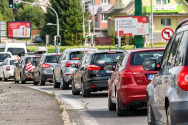RUZOMBEROK, SLOVAKIA - 15 Ağustos 2021: Trafik sıkışıklığı olan araçlarla dolu yol