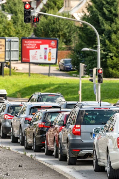 Ruzomberok Slovakien August 2021 Vägen Full Bilar Med Trafikstockning — Stockfoto