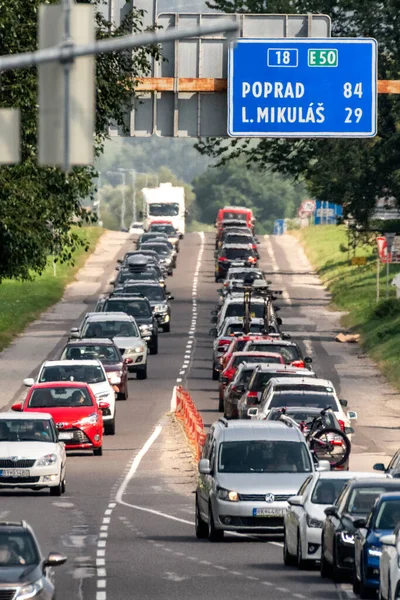 Ruzomberok Słowacja Sierpnia 2021 Droga Pełna Samochodów Powodu Korków Ulicznych — Zdjęcie stockowe