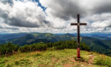 Gökyüzünde bulutlar olan güzel dağ manzarası. Slovakya 'daki Büyük Fatra dağlarındaki Rakytov tepesinin tepesinde..