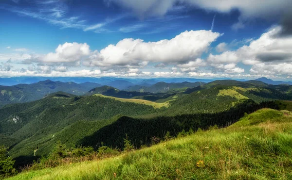 Krásná Horská Krajina Mraky Obloze Pohled Vrcholu Kopce Rakytov Velkých — Stock fotografie