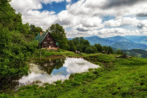Liptovske Revuce Slovakia 8月8 2021 その前に美しい湖とグレートファトラ山脈の森の中の木造コテージLimba — ストック写真