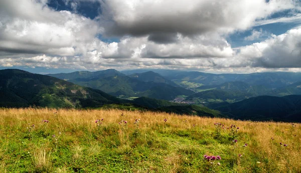 Bela Paisagem Montanhosa Com Nuvens Céu Vista Topo Colina Rakytov — Fotografia de Stock