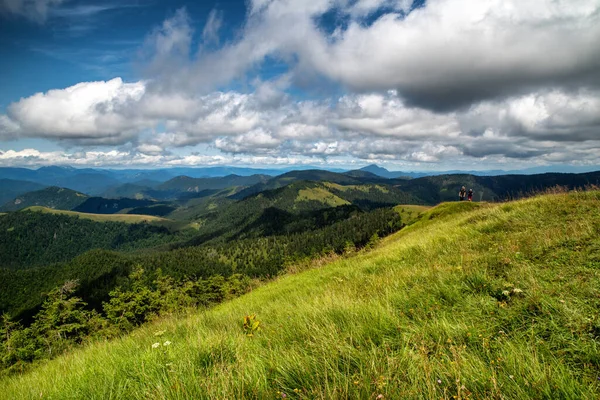 Krásná Horská Krajina Mraky Obloze Turisté Kopci Rakytov — Stock fotografie