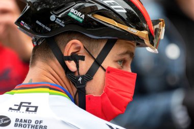 DOLNY KUBIN, SLOVAKIA - 18 Eylül 2021: Bisikletçi Peter Sagan Slovaquie Turu 'nda yüz maskeli