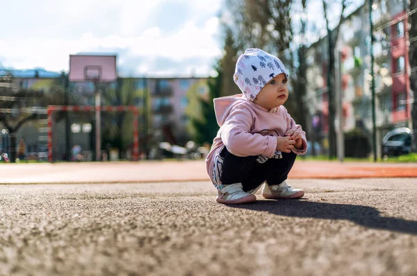 Petite Fille Tout Petit Posant Dans Terrain Basket Vide — Photo
