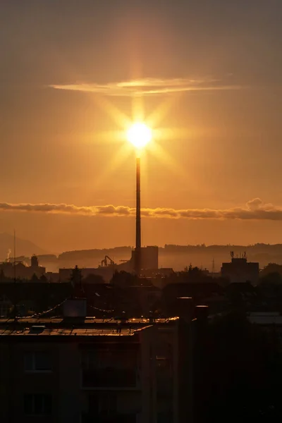 Kleurrijke Zon Boven Schoorsteen Fabriek Industriële Zonsopgang — Stockfoto