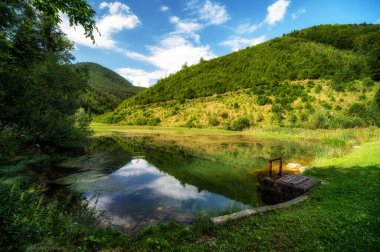 Gölün su yüzeyinde doğanın yansıması. Slovakya 'nın Turik köyü yakınlarında Monikova priehrada adı verilen su deposu.