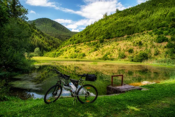 Cykla Framför Sjön Skogen Vattenreservoar Kallas Monikova Priehrada Nära Byn — Stockfoto