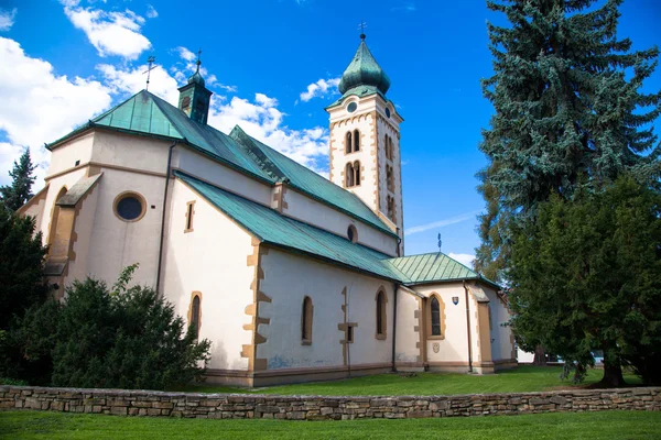 Kościół w miejscowości Liptowski Mikułasz, Słowacja — Zdjęcie stockowe