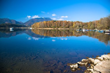 Su yansıma - göl Liptovska Mara, Slovakya