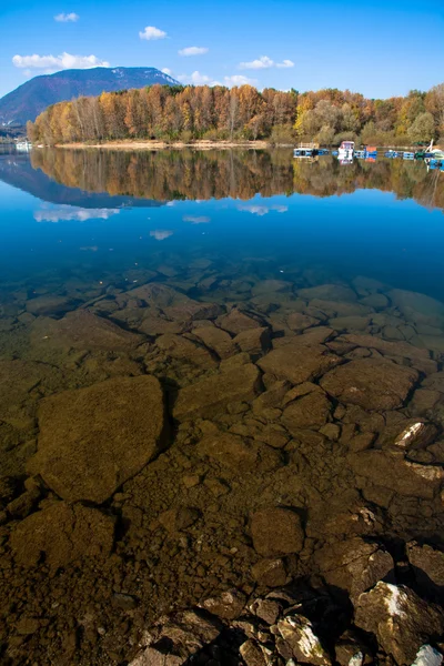 Su yansıma - göl Liptovska Mara, Slovakya — Stok fotoğraf