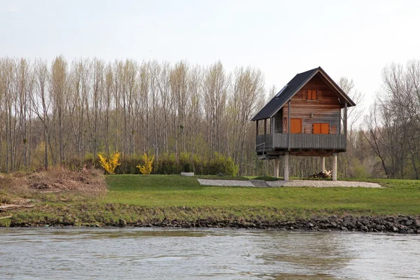 Casa en pilones cerca del río Danubio — Foto de Stock