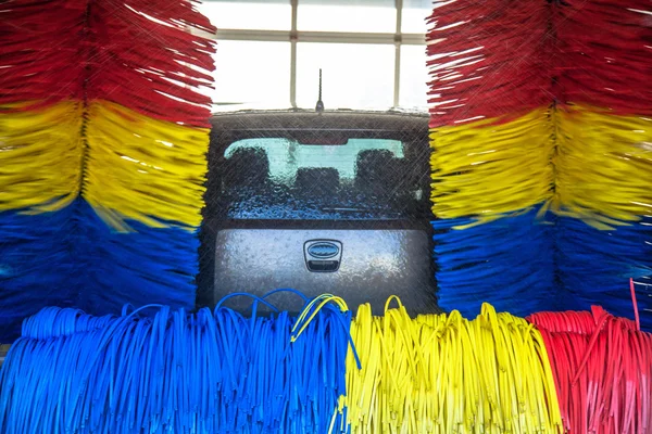 Coche en coche lavado —  Fotos de Stock