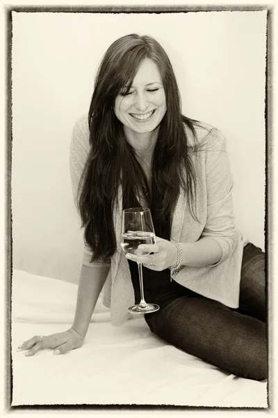 Chica bonita con copa de vino — Foto de Stock