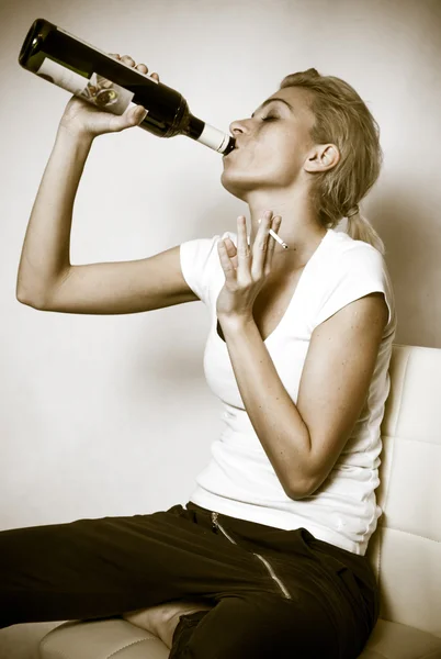 Femeie cu sticla de vin si tigara — Fotografie, imagine de stoc