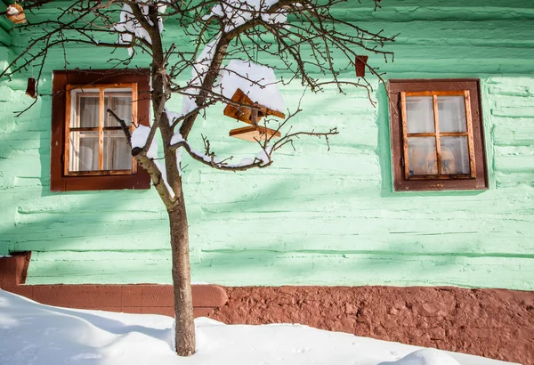 Ptačí budky na stromě před chata — Stock fotografie