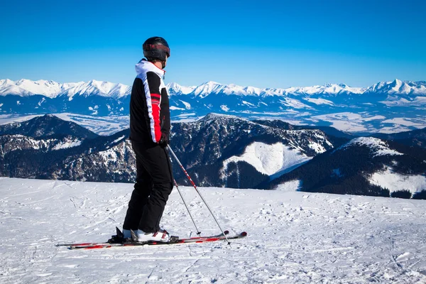 Skidåkare på kulle Chopok, Slovakien — Stockfoto