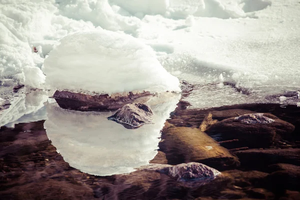 Réflexion dans le lac — Photo