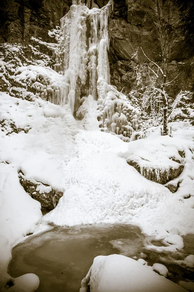 Gefrorener Wasserfall — Stockfoto