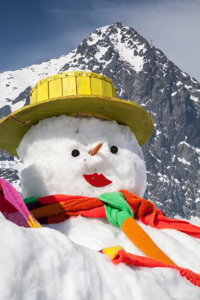 Grande boneco de neve em High Tatras, Eslováquia — Fotografia de Stock