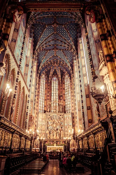 Interieur van basiliek in Krakau, Polen — Stockfoto