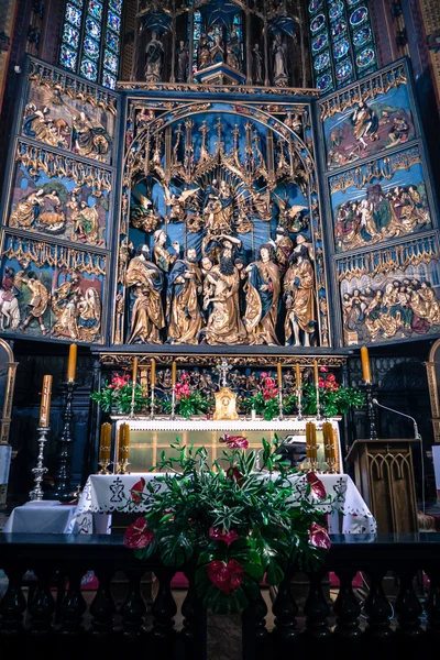 Interieur van basiliek in Krakau, Polen — Stockfoto