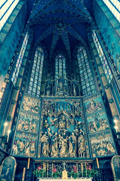 Interieur van basiliek in Krakau, Polen — Stockfoto