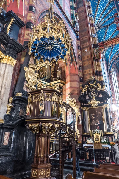 Interieur van basiliek in Krakau, Polen — Stockfoto