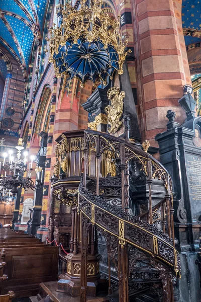 Interieur van basiliek in Krakau, Polen — Stockfoto