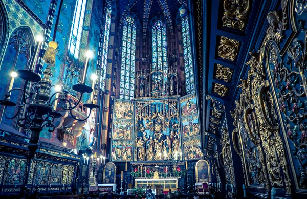 Interieur van basiliek in Krakau, Polen — Stockfoto