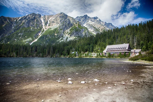 Jezioro i góry — Zdjęcie stockowe